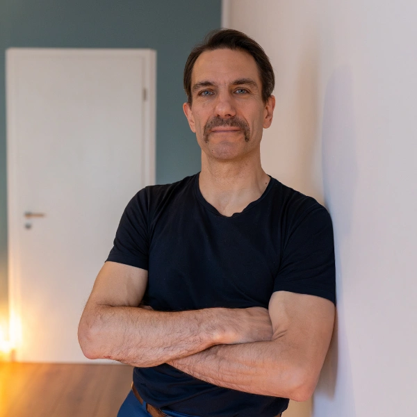 Harald Erb, Heilpraktiker und Osteopathie, in seiner Praxis in Berlin Prenzlauer Berg