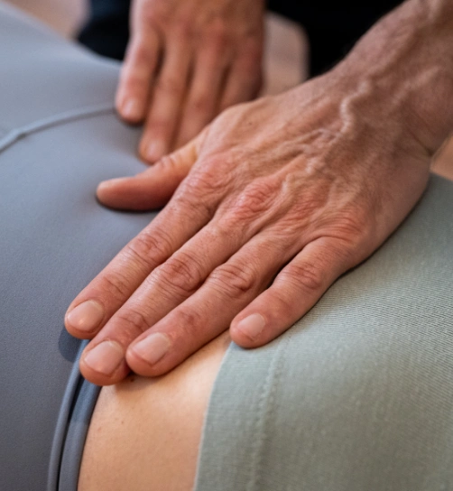 Heilpraktiker Harald Erb bei der Darmsanierung Behandlung in Berlin Prenzlauer Berg.