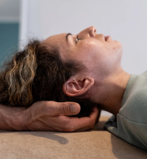 Hand unter dem Kopf einer Frau bei der Osteopathie Berlin Prenzlauer Berg - Harald Erb
