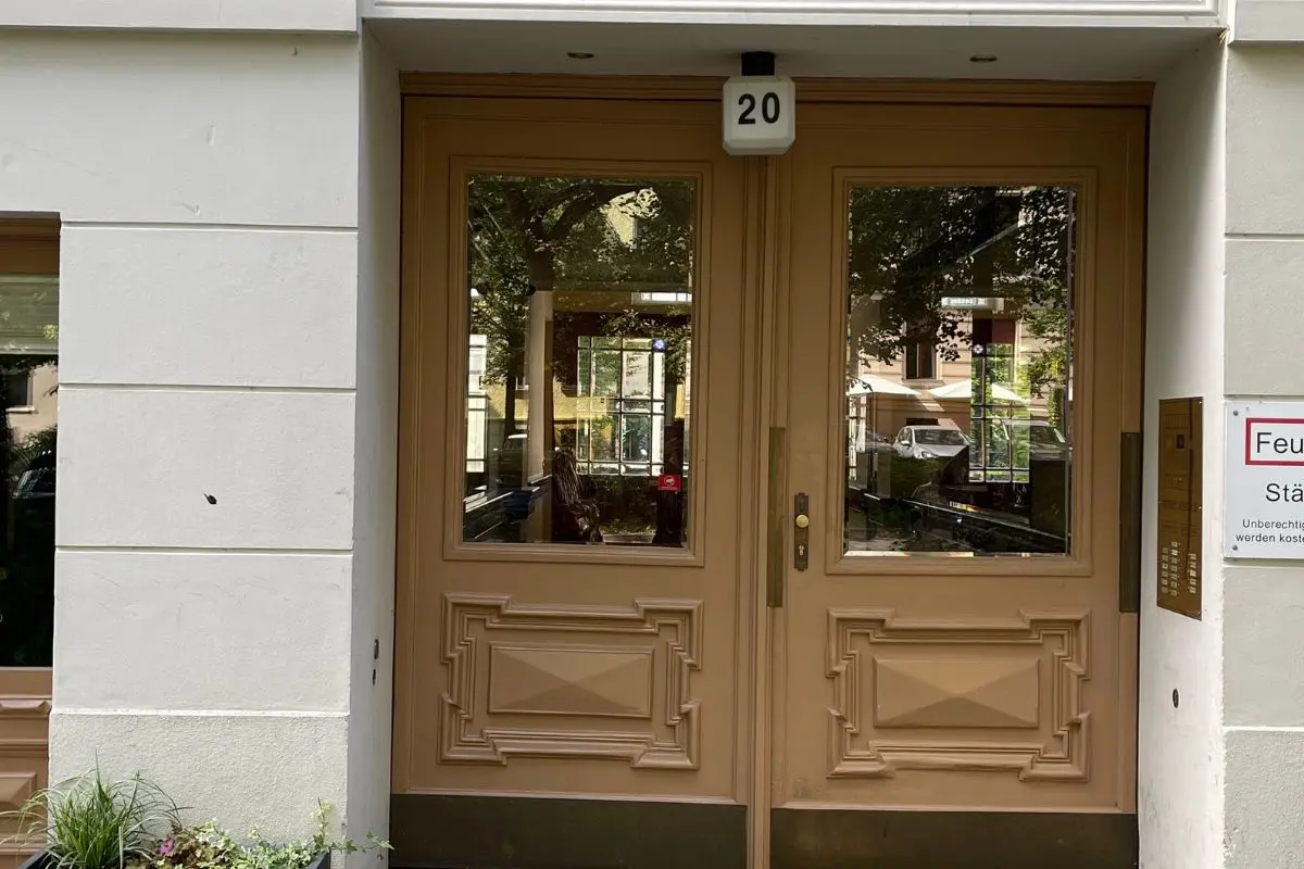 Eingang der Praxis für Osteopathie Harald Erb in der Metzer Straße, Berlin Prenzlauer Berg