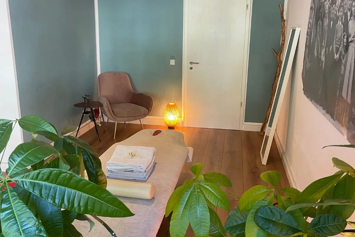 Heller Behandlungsraum der Praxis für Osteopathie Harald Erb in Berlin Prenzlauer Berg