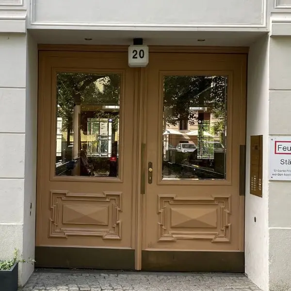 Hauseingang zur Praxis von Harald Erb in der Metzer Straße 20, Berlin – Prenzlauer Berg: hier klingeln, Zugang über den Hausflur