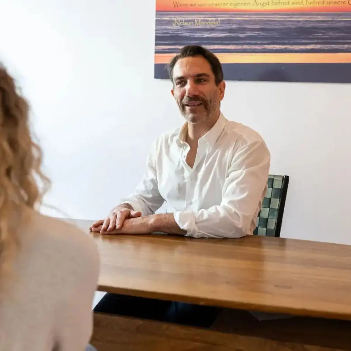 Harald Erb Heilpraktiker Berlin im Gespräch mit Patientin – ganzheitliche Osteopathie-Beratung im Kollwitzkiez
