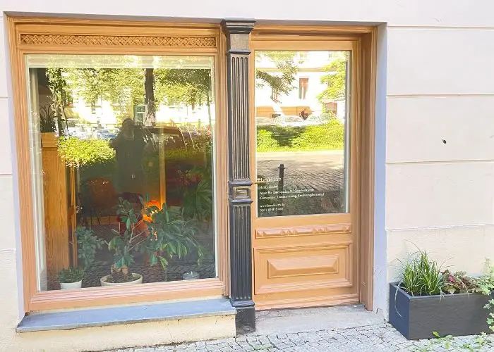 Blick auf die Praxis von Harald Erb im Kollwitzkiez, Metzer Straße 20 in Berlin – Prenzlauer Berg, mit Pflanzen