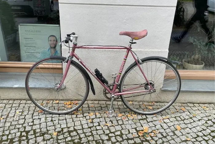 Fahrrad vor der Praxis in Berlin-Prenzlauer Berg. Vor dem Praxiseingang befindet sich eine kleine Stellfläche, auf der Fahrräder und auch Lastenräder abgestellt werden können.