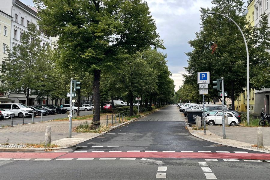 Die begrünte Metzer Straße im Kollwitzkiez, Berlin Prenzlauer Berg – hier liegt die Praxis