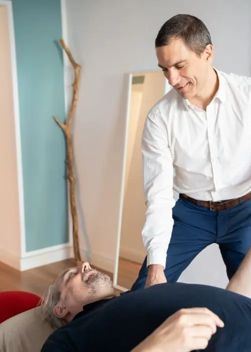 Harald Erb behandelt einen Patienten osteopathisch in seiner Praxis in Berlin Prenzlauer Berg" — der Alt beschreibt ehrlich, was zu sehen ist, und trägt Keyword + Ort natürlich mit
