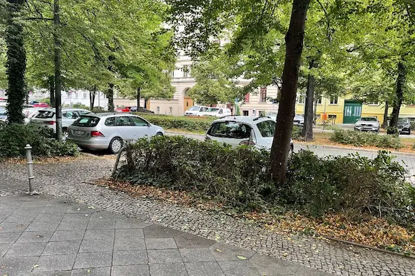 Parkplätze direkt vor der Praxis in der Metzer Straße in Berlin-Prenzlauer Berg. Es gilt Parkraumbewirtschaftung, jedoch stehen häufig Stellplätze unmittelbar vor dem Praxiseingang zur Verfügung.