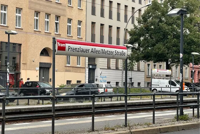 Tramhaltestelle Metzer Straße der Linie M2 an der Prenzlauer Allee in Berlin – wenige Gehminuten zur Praxis für Osteopathie von Harald Erb.