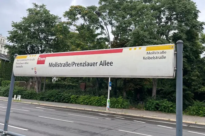Blick auf die Tramhaltestelle Mollstraße/Prenzlauer Allee der Linien M1 und M8 in Berlin – von hier sind es nur wenige Gehminuten zur Praxis von Harald Erb.