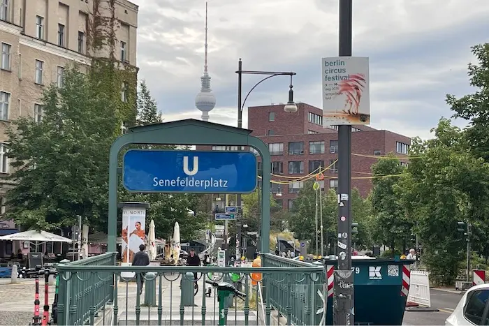 U-Bahnhof Senefelderplatz der Linie U2 – etwa 550 Meter von der Praxis in der Metzer Straße