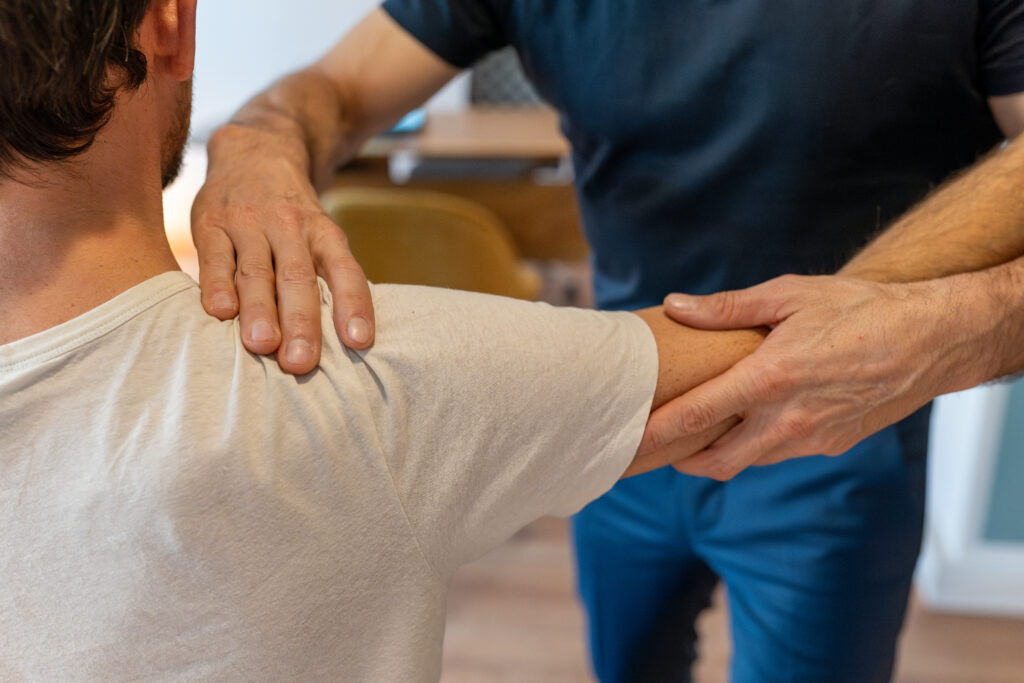 Schmerzen beim Arm heben: Untersuchung von Schulter und Arm – Osteopathie bei Harald Erb, Berlin Prenzlauer Berg