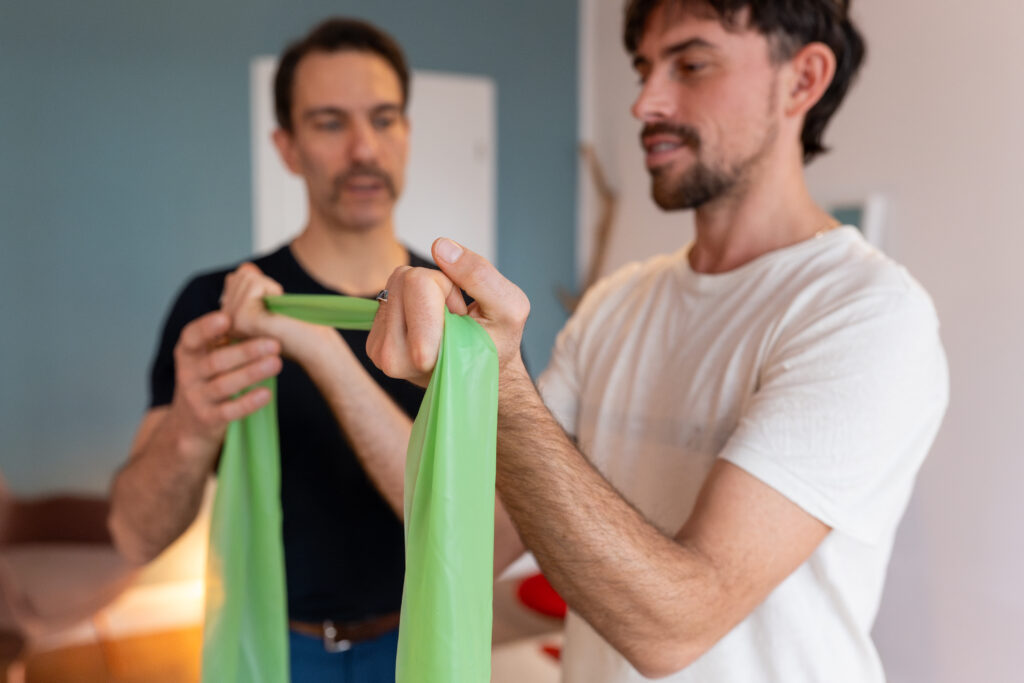 Schulterschmerzen behandeln: Übung mit dem Theraband für die Schulter – Osteopathie bei Harald Erb, Berlin Prenzlauer Berg