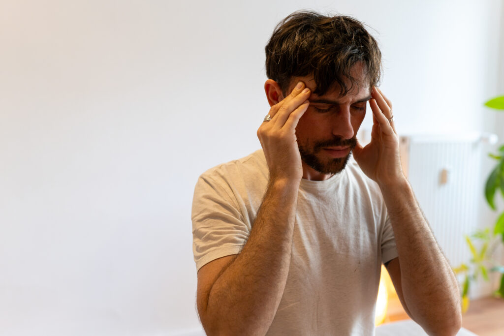 Spannungskopfschmerzen: Mann hält sich die Schläfen – Osteopathie bei Harald Erb, Berlin Prenzlauer Berg